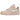 Nike Air Force 1 Low Faux Sherpa Fur sneakers i en vinkel med lyserød overdel og blødt hvidt sherpa-pelssidepanel