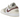 Jordan 1 Low SE Desert Khaki Red Sepia sneakers i vinkelvisning med beige overdel, røde detaljer og snørebånd