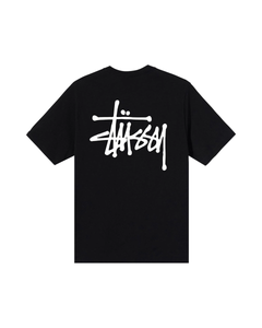 Stussy Tee Black sneakers frontprofil med klassisk hvidt logo print på brystet og blødt sort bomuldsmateriale